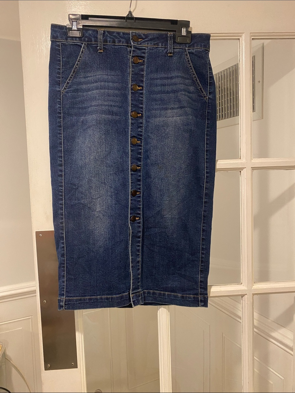 D jeans size 8 Skirt  28 inch long good condition